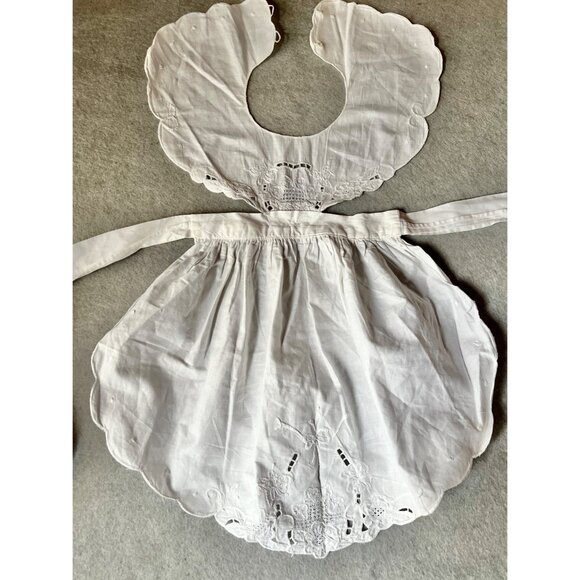 Girls Pinafore Apron Size 7 Cotton Lace Cutouts & Scalloped Edges Vintage Gift - Picture 2 of 8